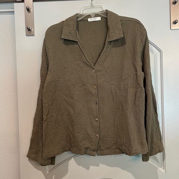 Tops - LA relaxed Organic cotton gauzy Olive Button-Up Vneck Shirt. GUC!